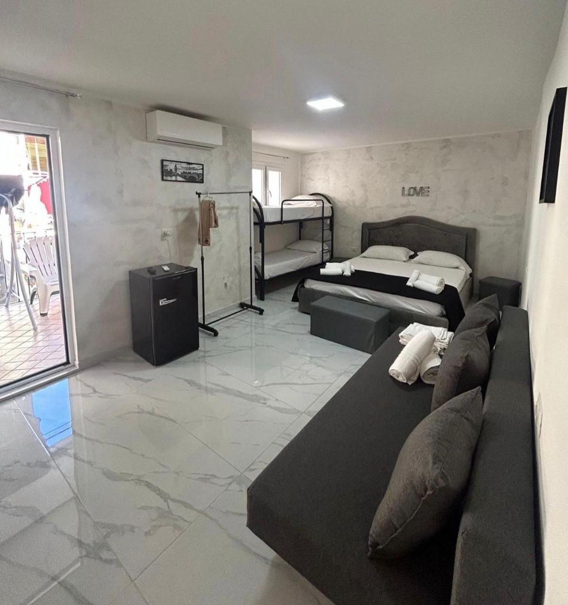 Terrazza Luxury Valentino Apartment Наполи Екстериор снимка