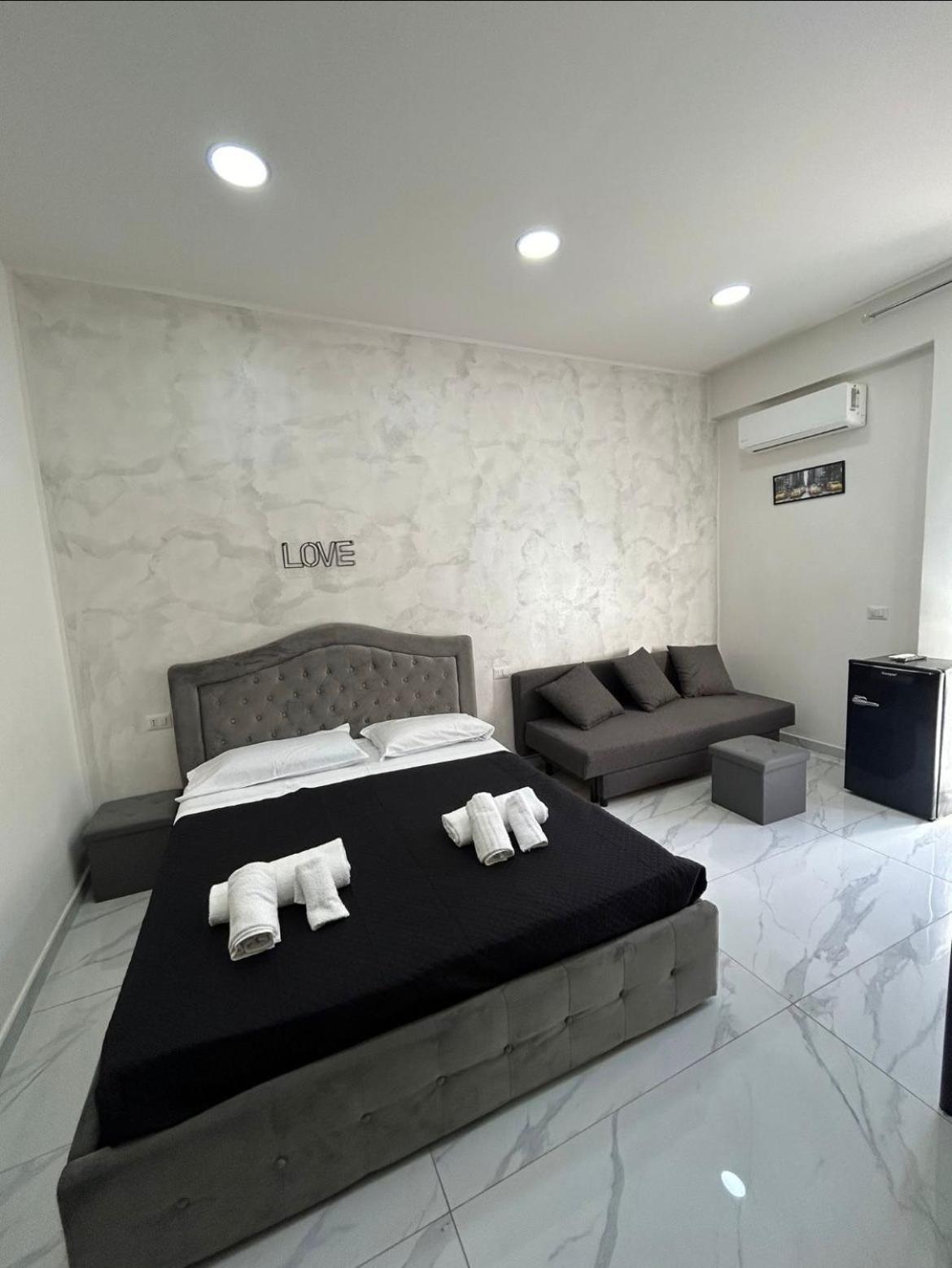 Terrazza Luxury Valentino Apartment Наполи Екстериор снимка