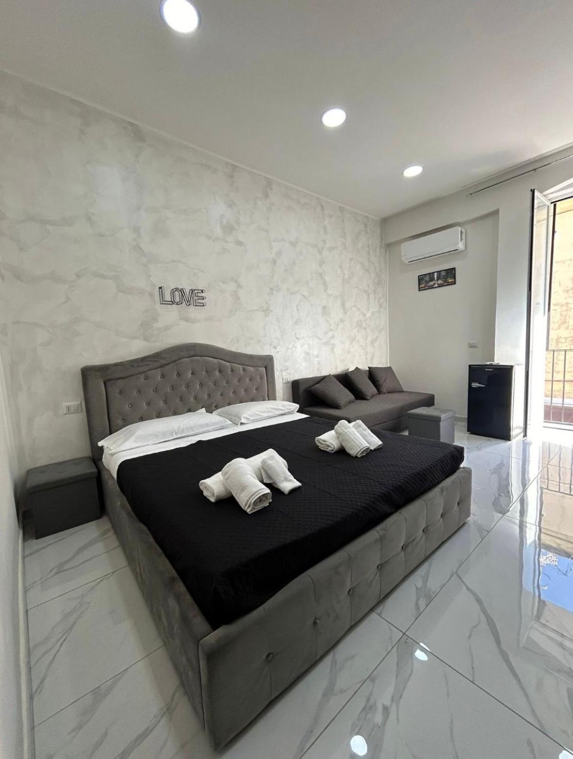 Terrazza Luxury Valentino Apartment Наполи Екстериор снимка